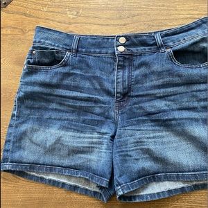 Maurice’s high rise shorts size 16